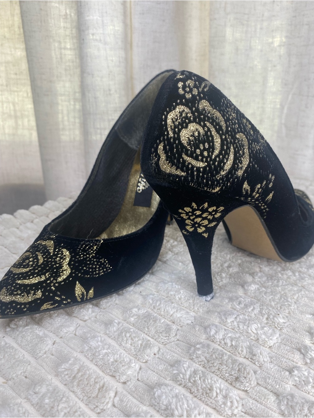 The Wild Pair Vintage Black Velvet Gold Glitter Rose Heels Pump 6B